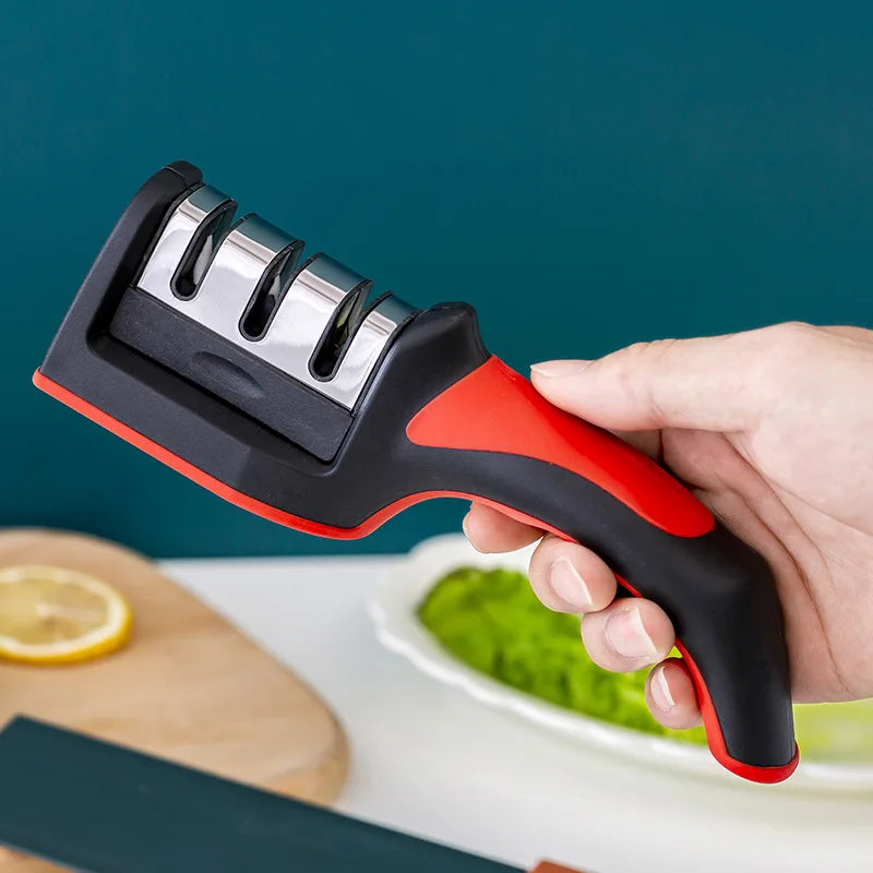 Afilador manual de 3 segmentos para cuchillos de cocina; incluye base de acero inoxidable y piedra de triple función para herramientas de cocina.